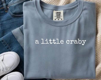 Camiseta Comfort Colors® "A Little Crabby", camiseta minimalista de playa, camiseta con memes divertidos, camiseta estética de verano, camiseta playera divertida, camiseta costera