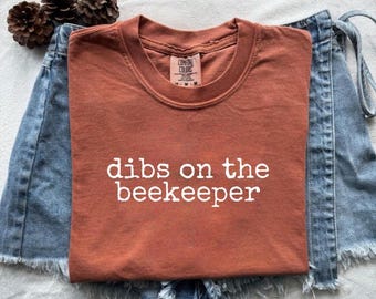 Camiseta Comfort Colors® "Dibs On The Beekeeper", divertida camiseta para amantes de las abejas, ideal para novia o esposa, un lindo regalo de cumpleaños para ella.