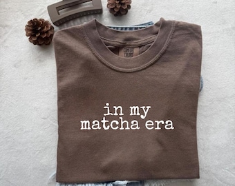 Camiseta Comfort Colors Matcha, "Na Minha Era Matcha"