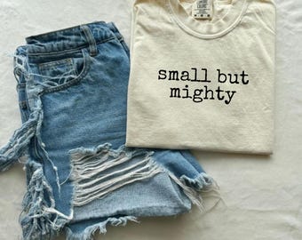 Camiseta pequeña pero poderosa de Comfort Colors: camiseta gráfica con frase de empoderamiento