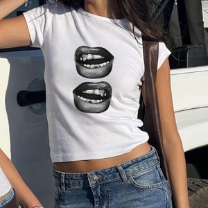 Double Lips Graphic Baby Tee, Women&#39;s Y2K Retro 90s Vintage Aesthetic Crop Top, Edgy Streetwear Tee, Cute Trendy Baby Tee