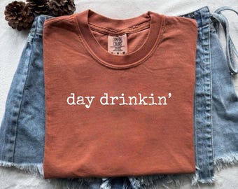 Camiseta "Day Drinkin'" de Comfort Colors®, divertida camiseta para beber para mujer o hombre, ideal para el fin de semana, regalo humorístico sobre alcohol, ideal para fiestas informales.