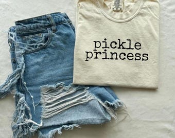 Chemise princesse aux cornichons Comfort Colors®, t-shirt amateur de cornichons, chemise cornichons mignonne, chemise reine des cornichons, t-shirt pour gourmets, cadeau amusant pour les amateurs de collations