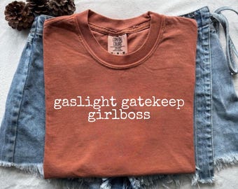 Koszulka Comfort Colors® Gaslight Gatekeep Girlboss, sarkastyczna koszulka z humorem, zabawny t-shirt z hasłem, modna koszulka z memem, koszulka z przesłaniem