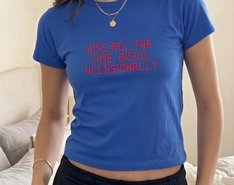 Maglietta con slogan divertente da discoteca "Kiss All The Time Disco Occasionally Baby".