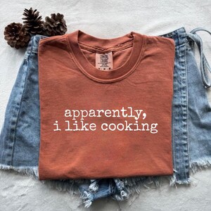 Rolig matlagning komfortfärger t-shirt, kök humor t-shirt