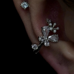 Pendiente de caracola con mariposa Crystal Bloom – Piercing floral plateado para cartílago / Joyería elegante Fairycore