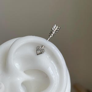 Orecchini a elica verticale con freccia a forma di cuore – Piercing per cartilagine con bilanciere in argento (coppia)