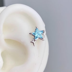 ブルースターヘリックスイヤリング – クリスタルジェム付き華奢な軟骨スタッド、天体ピアスジュエリー、キュートなシルバースターイヤリング