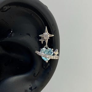Brinco de Hélice Planetária com Coração Azul – Brinco de Cartilagem com Estrela Galáxia, Joia de Orelha com Espaço Cósmico, Brinco Delicado com Tema do Espaço Sideral para Mulheres