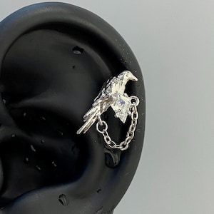 Raben Helix Ohrringe mit Kette – Gothic Vogel Ohrstecker – Silber Knorpel oder Lobe Ohrschmuck – Alternativer Schmuck für Damen & Herren