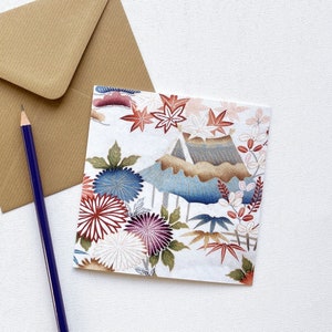 Tarjeta de felicitación con estampado de kimono japonés, Aniversario de cumpleaños en "Crisantemos" morado, blanco y lila