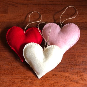 Felt hanging hearts