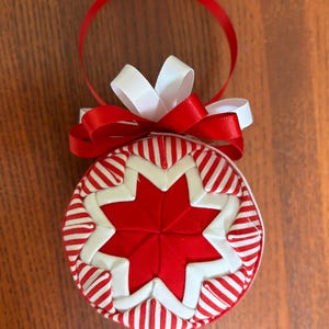 Gestepptes rot-weiß gestreiftes Weihnachtsornament