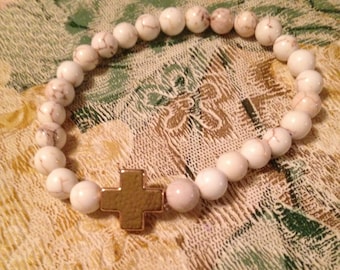 Witte kruisarmband met kralen
