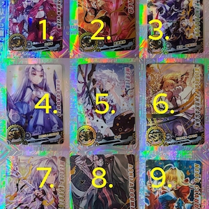 Puede incluir: Nueve cartas coleccionables con ilustraciones de estilo anime coloridas. Cada carta presenta un personaje diferente, con nombres como "Mordred" y "Arthur Pendragon". Las cartas tienen un fondo holográfico y el logo "SSR".