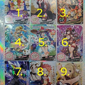 Peut inclure: Neuf cartes à collectionner colorées représentant des personnages d'anime. Chaque carte présente un design unique avec des couleurs vives et des illustrations détaillées. Les cartes sont numérotées et incluent des noms de personnages tels que Lucy Heartfilia, Natsu Dragneel et Gray Fullbuster.