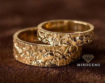 Set di fedi nuziali moderne per lui e per lei, fedi nuziali incise per lui e per lei, anelli coordinati in oro massiccio, anelli di coppia con fiore di nascita come regalo