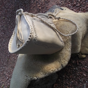 Bolso Rockin' Bag de piel de ciervo color marfil con cordones a mano y forro completo de piel de vaca color moca