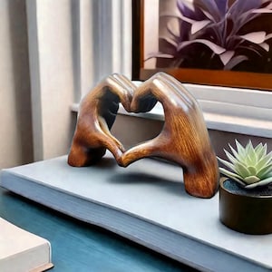 Handgefertigte Holz Herz Hände Statue – Romantische Liebe Figur | Jubiläumsgeschenk | Minimalistisches Bücherregal & Schreibtisch Dekor | Wohnkultur im nordischen Stil