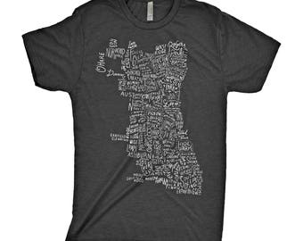 Könnte beinhalten: Ein dunkelgraues T-Shirt mit einem weißen Grafikdesign der Skyline von Chicago. Das Design besteht aus den Namen verschiedener Stadtteile von Chicago.