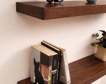 Zwevende houten plank, donkere walnootkleurige afwerking, moderne wandplank, verborgen beugel