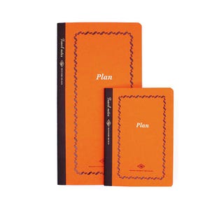 Può includere: Due quaderni arancioni con dorso nero e un bordo decorativo viola. Le copertine presentano la parola Plan in caratteri bianchi, mentre sui dorsi sono riportate le scritte Travel notes e BENTORI DESIGN. I quaderni sono di forma rettangolare.