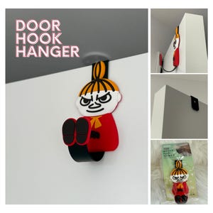 Pode incluir: Um cabide de porta vermelho e preto com um personagem de desenho animado com cabelo laranja e preto. O texto "DOOR HOOK HANGER" é exibido em branco. O gancho foi projetado para pendurar em uma porta.