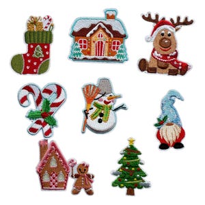 Op de afbeelding: Een verzameling geborduurde kerstpatches met feestelijke ontwerpen. Inclusief een kous, huis, rendier, zuurstokken, sneeuwman, kabouter, peperkoekhuisje, peperkoeken mannetje en kerstboom. Elke patch heeft een gedetailleerd, kleurrijk ontwerp.