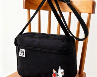 Bolsa transversal comemorativa do 75º aniversário dos Moomins | Design bordado, vários bolsos | Presente para o Dia das Mães