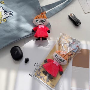 Moomin Little My Plüsch einziehbare Schlüsseletui, Taschenanhänger, versteckte Schlüsselhalter, Pull String Schlüsselabdeckung, Auto Reel Schlüsseletui | Muttertags Geschenk