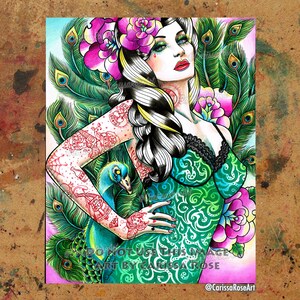 Impresión artística / Pin-Up de pavo real tatuado / Póster / Tapiz / Impresión en metal / Chica pin-up tradicional con tatuajes, plumas de pavo real y rosas