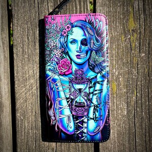 Cartera de mano para mujer / Bound by Time by Carissa Rose / Lowbrow Tattoo Art Pin Up Skull Girl Gothic Hourglass Outsider Art