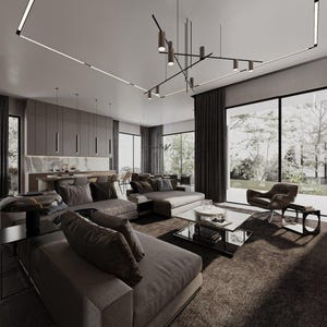 Puede incluir: Un salón moderno con un gran sofá seccional en tela gris oscuro. El sofá está dispuesto en forma de L y tiene varios cojines. Una mesa de café de vidrio se encuentra frente al sofá. La habitación tiene grandes ventanas con vistas a los árboles y un patio. El techo tiene iluminación de riel y una lámpara de araña moderna.