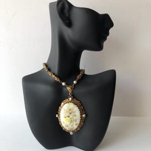 Vintage ondertekende West-Duitsland beschilderde porseleinen bloemen filigraanketting
