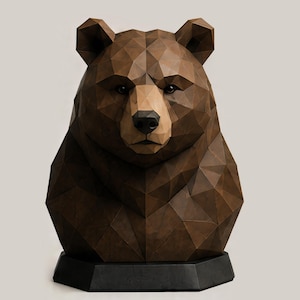 Può includere: Una scultura a testa di orso marrone con un design geometrico e sfaccettato. La superficie è composta da numerosi piani triangolari che creano un aspetto strutturato e angolare. L'orso ha occhi scuri e un naso nero su una base nera.