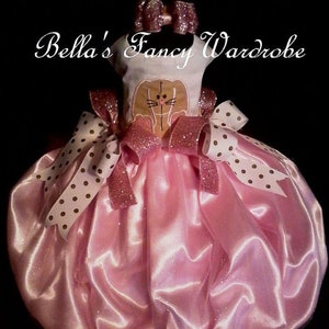Vestito per cani con coniglietto pasquale ricamato: vestito rosa per le feste