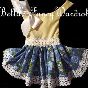 Blaues Hundekleid mit Blumenmuster: Sommer-Haustier-Outfit