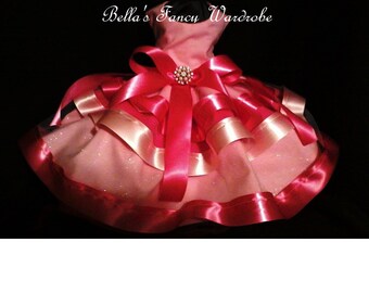 Jolie robe rose pour chien : tulle à volants, nœud en satin et broche en perles