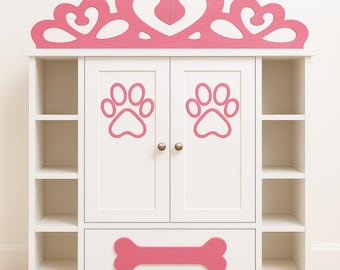 Armario para perros hecho a mano: puertas con estampado de patas, ribete de corona y pedrería.