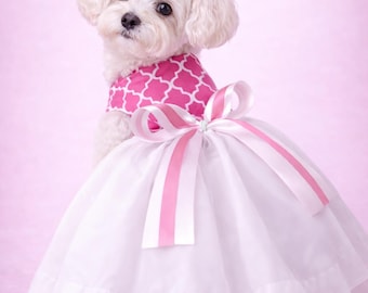 Robe rose et blanche pour chien