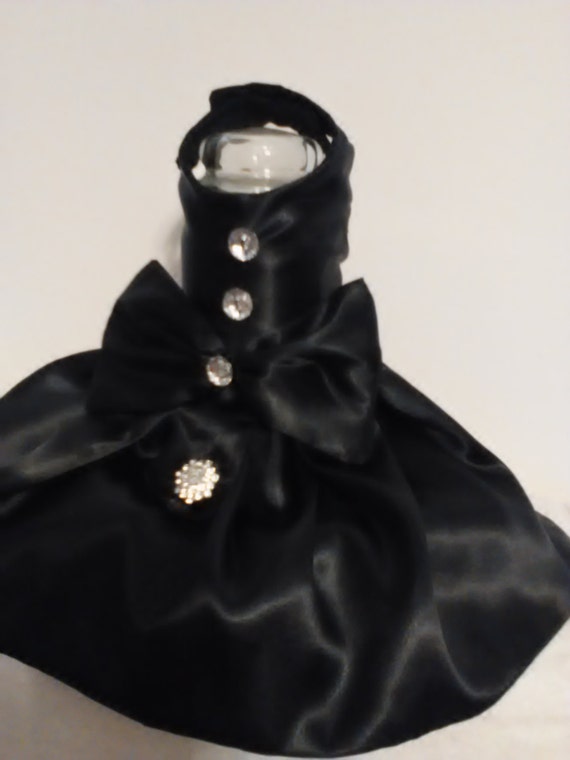 Elegancia de satén negro atrevido con botones decorativos