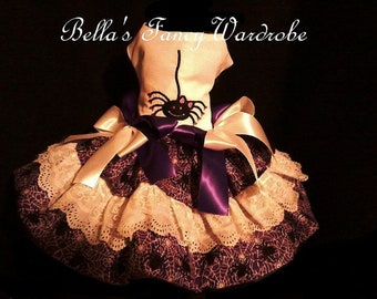 Besticktes Halloween Hundekleid: Lila mit Spinnweben & Spinnenkostüm