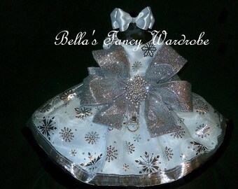 Silver Snowflake Hundekleid: Weihnachtsfeiertagsgeschirr mit Schleife