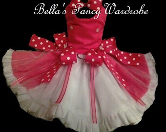 Robe de soirée rose fuchsia pour chien : volants et poches, sur mesure