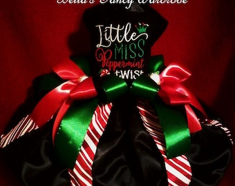 Besticktes Weihnachtshundekleid: Satin-Feiertags-Outfit mit Pfefferminz-Schleife