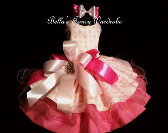 Robe rose à fleurs pour chien avec nœud en strass