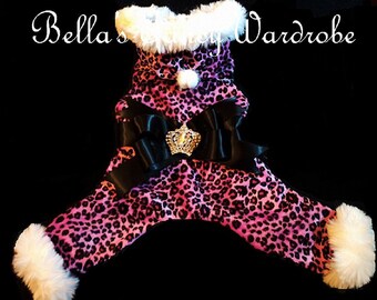 Tutina per cani rosa leopardata: cappuccio con bordo in pelliccia di boa, vestibilità personalizzata.