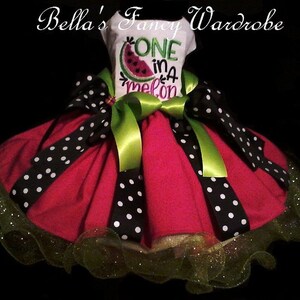 Besticktes Wassermelonen Hundekleidchen: Rosa Sommer Baumwollmischung