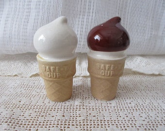 Safe-T Cup Vanilla and Chocolate Ice Cream Cones - vintage, colletible